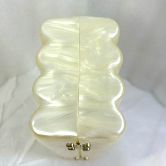 Cult Gaia Enid Clutch. Ivory. - Picture 9 of 15